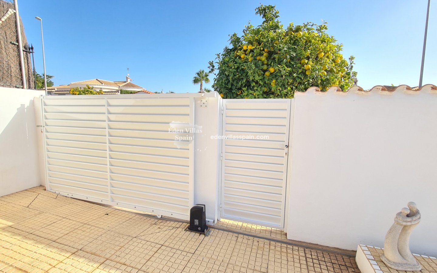 Immobilien Zweiter Hand - Urbanisierung freistehende Villa - La Marina