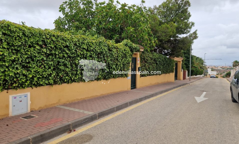 Immobilien Zweiter Hand - Urbanisierung freistehende Villa - La Marina