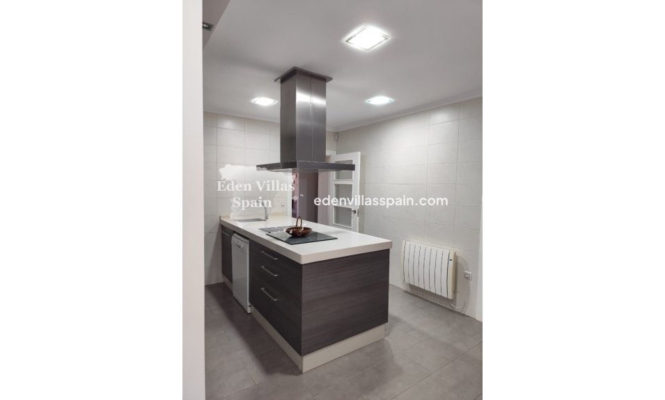 Immobilien Zweiter Hand - Urbanisierung freistehende Villa - La Marina