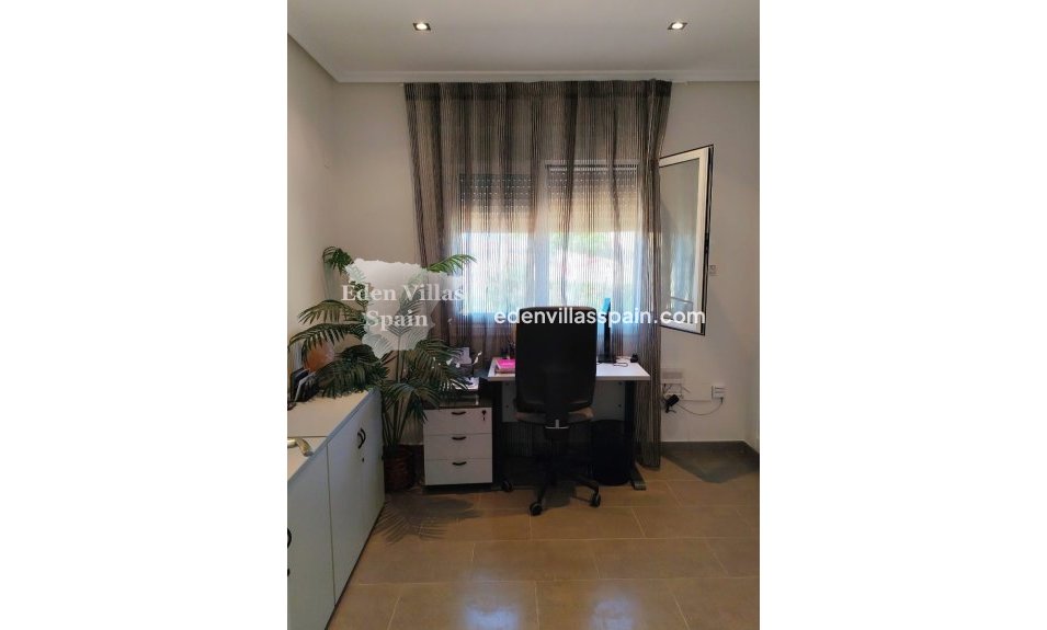 Immobilien Zweiter Hand - Urbanisierung freistehende Villa - La Marina