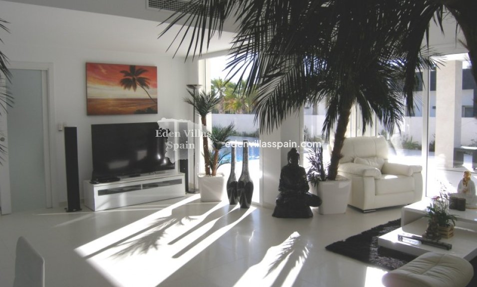 Immobilien Zweiter Hand - Villa an der Küste - La Marina