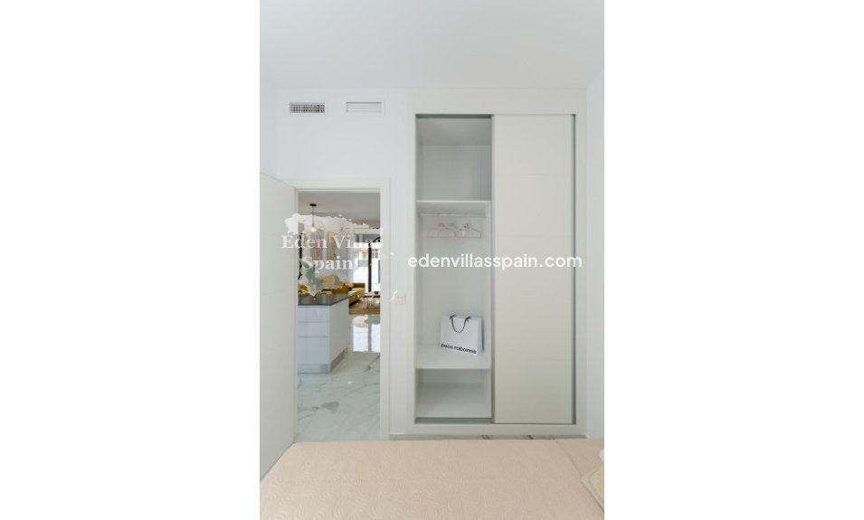 Neubau - Urbanisierung freistehende Villa - Torrevieja