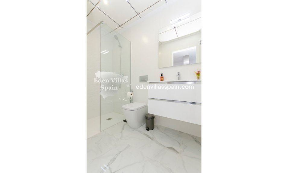 Neubau - Urbanisierung freistehende Villa - Torrevieja