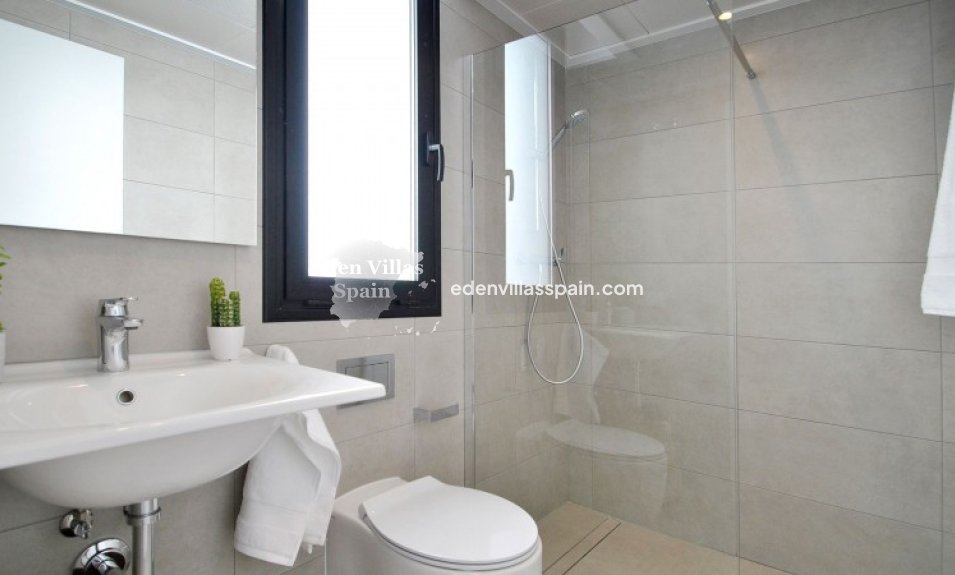 Nieuwbouw - Gloednieuwe villa - Guardamar del Segura